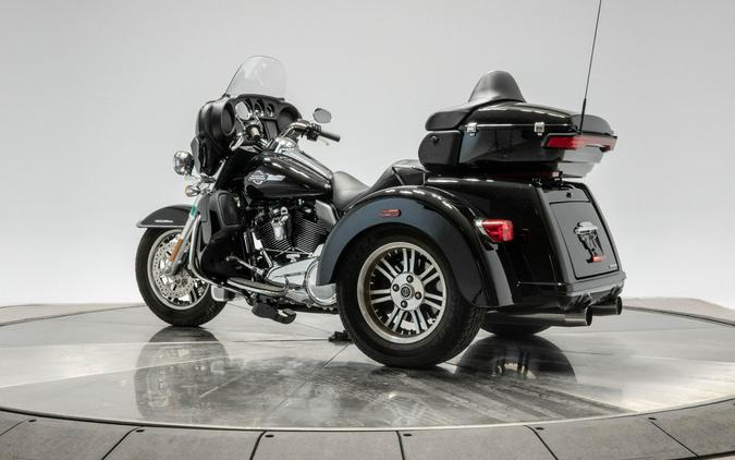2022 HARLEY-DAVIDSON FLHTCUTG TRI GLIDE ULTRA in Vivid Black