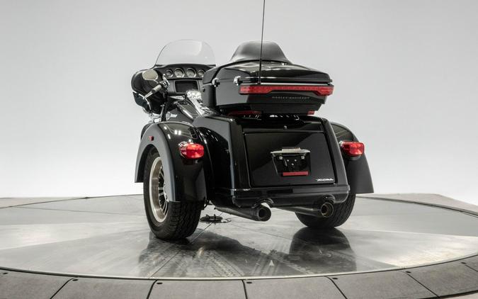 2022 HARLEY-DAVIDSON FLHTCUTG TRI GLIDE ULTRA in Vivid Black