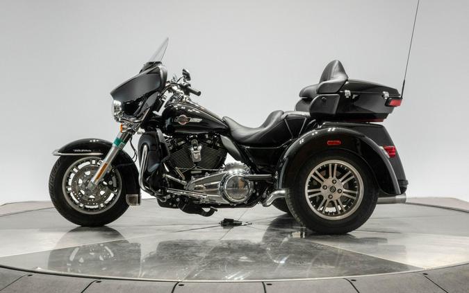 2022 HARLEY-DAVIDSON FLHTCUTG TRI GLIDE ULTRA in Vivid Black