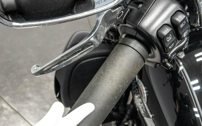 2022 HARLEY-DAVIDSON FLHTCUTG TRI GLIDE ULTRA in Vivid Black