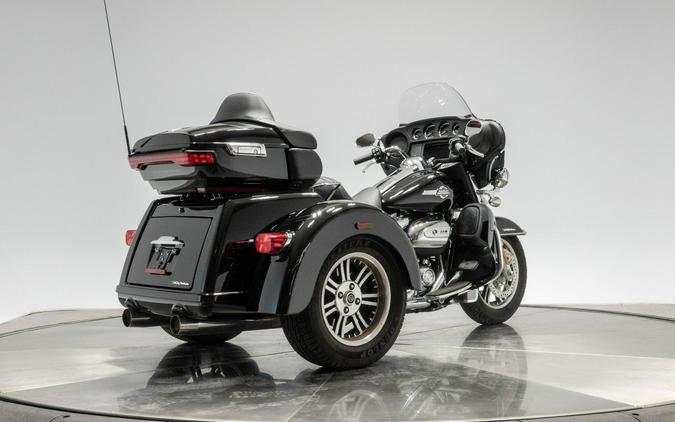 2022 HARLEY-DAVIDSON FLHTCUTG TRI GLIDE ULTRA in Vivid Black