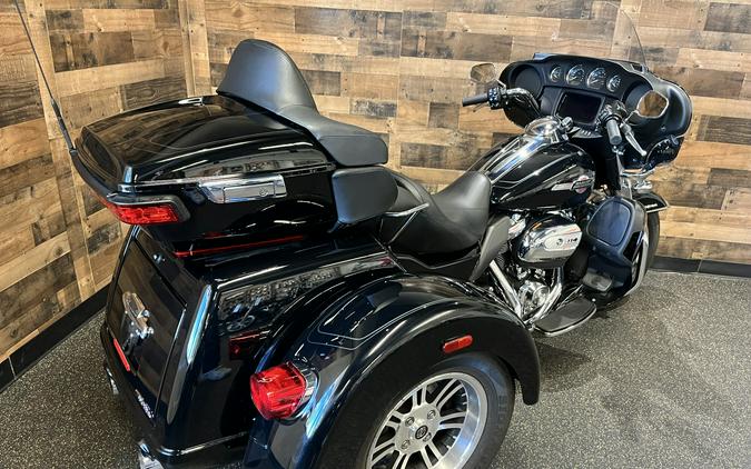 2024 Harley-Davidson® Tri Glide® Ultra Vivid Black FLHTCUTG
