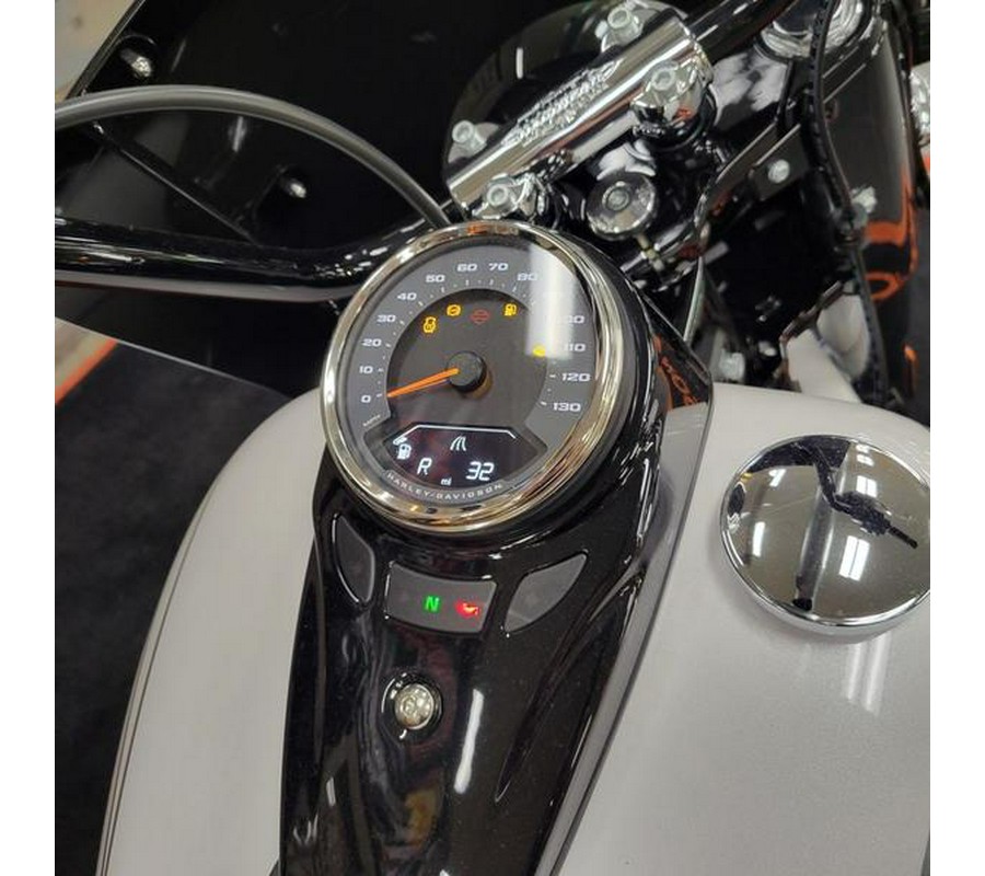 2025 Harley-Davidson® FLHC - Heritage Classic