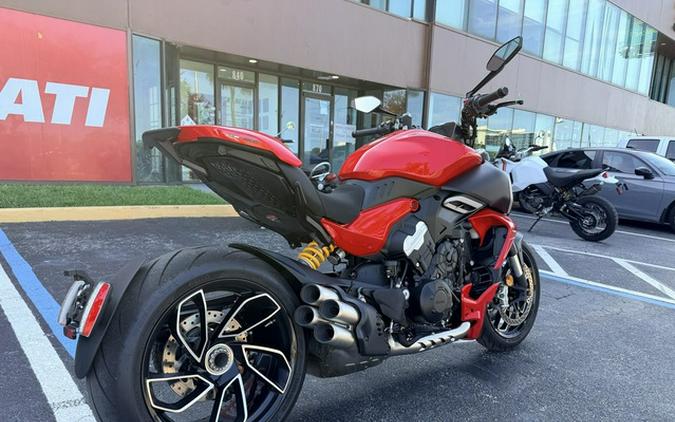 2024 Ducati Diavel V4 Red