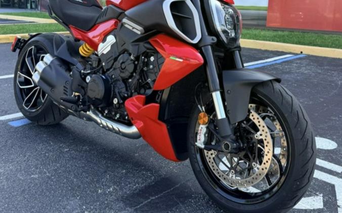 2024 Ducati Diavel V4 Red
