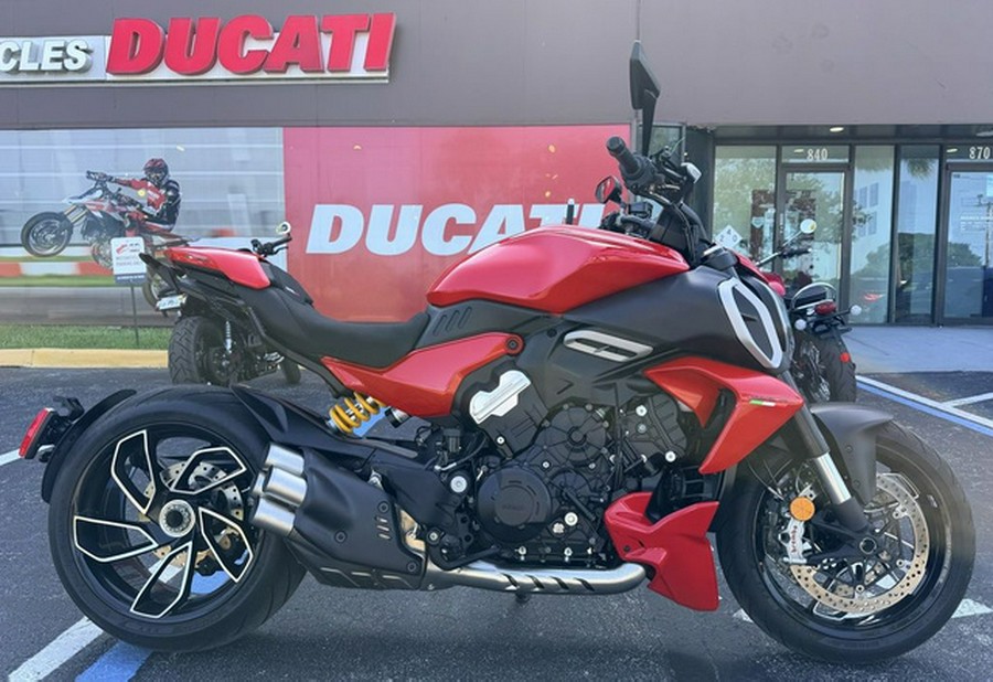 2024 Ducati Diavel V4 Red