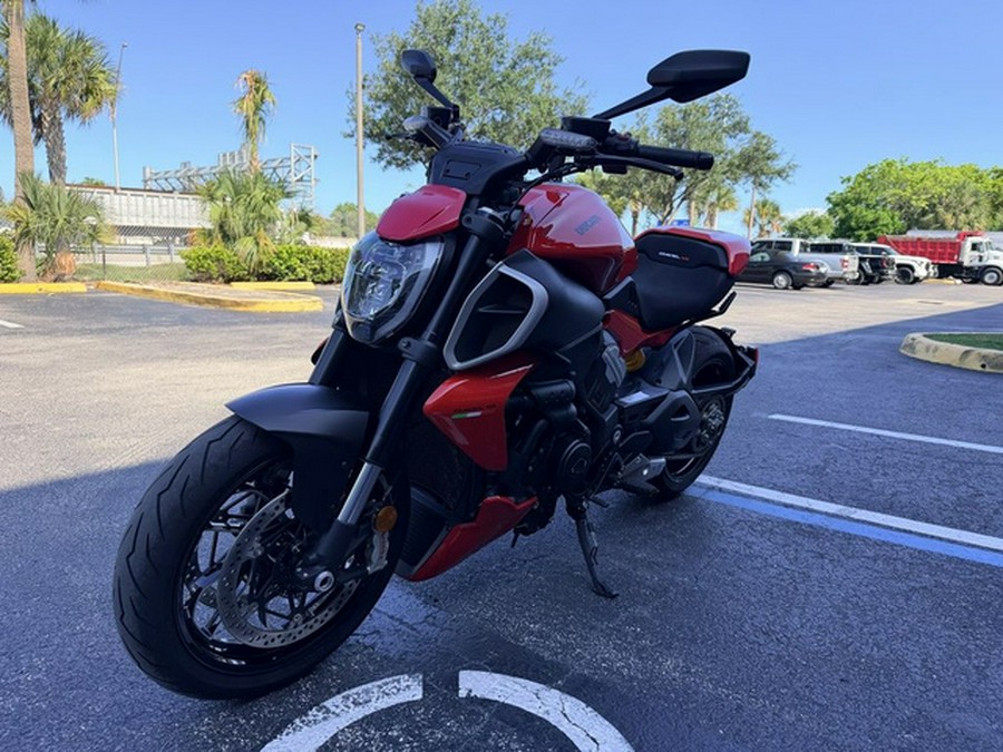 2024 Ducati Diavel V4 Red