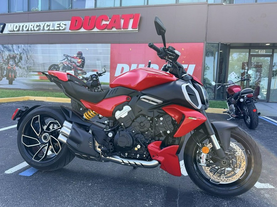 2024 Ducati Diavel V4 Red