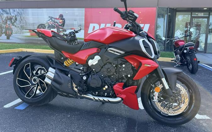 2024 Ducati Diavel V4 Red