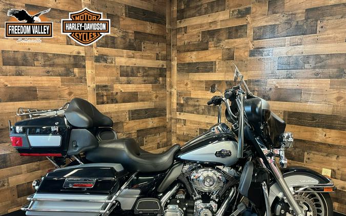 2013 Harley-Davidson® Electra Glide® Classic Two-Tone Midnight Pearl/Brilliant Silver FLHTCU