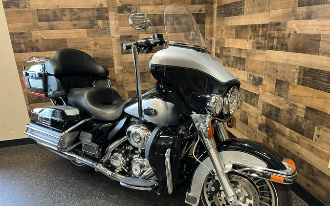 2013 Harley-Davidson® Electra Glide® Classic Two-Tone Midnight Pearl/Brilliant Silver FLHTCU
