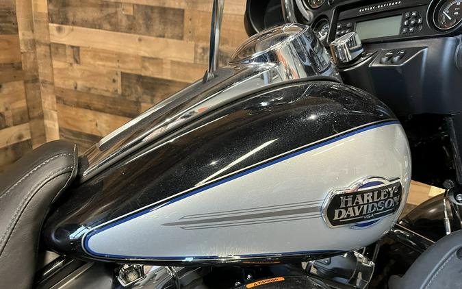 2013 Harley-Davidson® Electra Glide® Classic Two-Tone Midnight Pearl/Brilliant Silver FLHTCU
