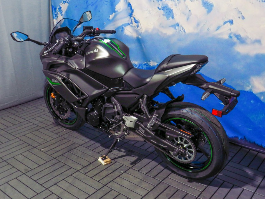 2024 Kawasaki Ninja® 650 Metallic Matte Graphenesteel Gray/Ebony