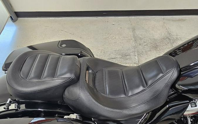 2020 Harley-Davidson® CVO™Street Glide®Black Stardust Fade