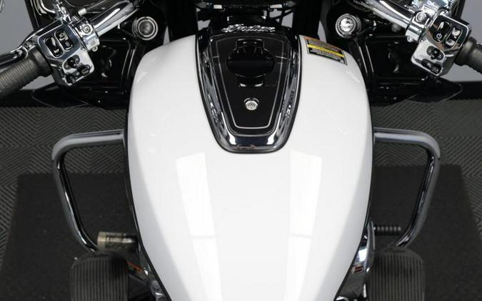 2025 Indian Motorcycle® Challenger® Limited 112 w/PowerBand Audio Ghost White Metallic with Black M