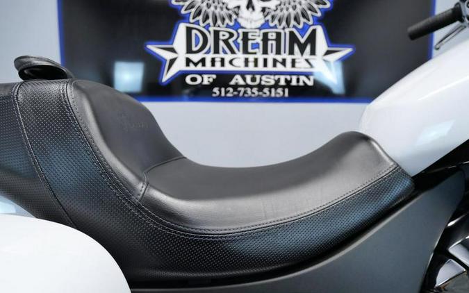 2025 Indian Motorcycle® Challenger® Limited 112 w/PowerBand Audio Ghost White Metallic with Black M