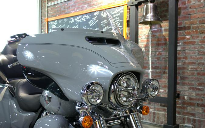 2024 Harley-Davidson® Tri Glide® Ultra BILLIARD GRAY W/ PINSTRIPE