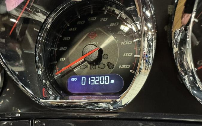 2019 Harley-Davidson® CVO™ Street Glide® Charred Steel & Lightening Silver FLHXSE