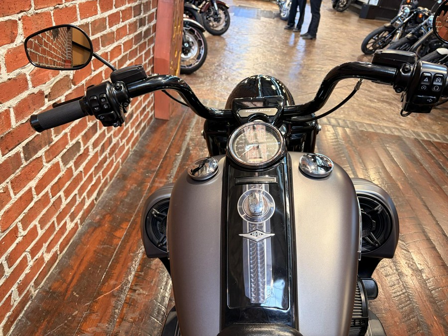 FLHRXS 2017 Road King Special