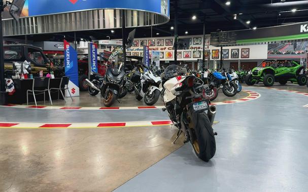 2022 Yamaha YZF-R1 CA