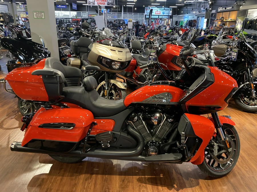 2022 Indian Motorcycle INDIAN CHALLENGER DARK HORSE