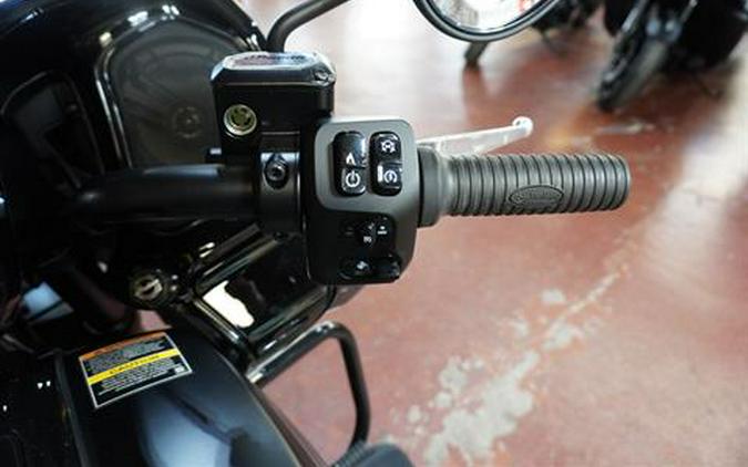 2024 Indian Motorcycle Challenger® Dark Horse® with PowerBand Audio Package