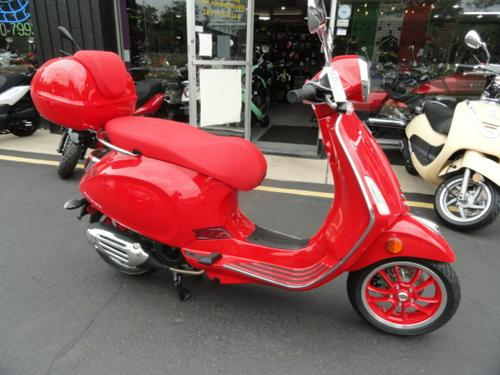 2023 Vespa Primavera 150 Red