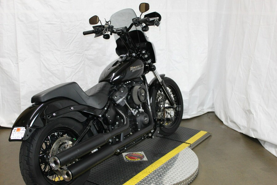 Harley-Davidson® Street Bob® 2018 FXBB 022918A BLACK W/PINSTRIPE