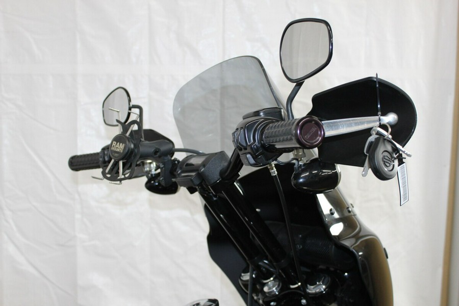 Harley-Davidson® Street Bob® 2018 FXBB 022918A BLACK W/PINSTRIPE