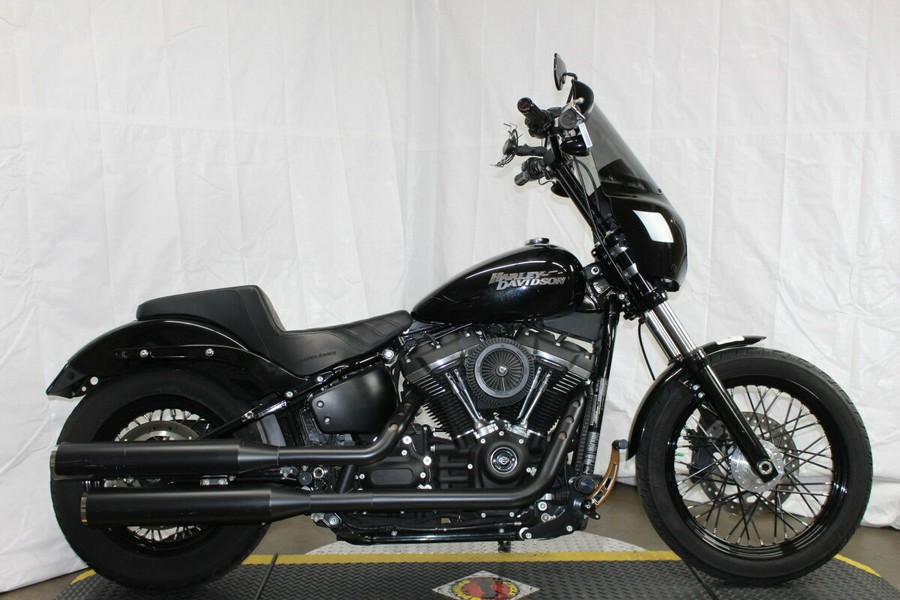 Harley-Davidson® Street Bob® 2018 FXBB 022918A BLACK W/PINSTRIPE