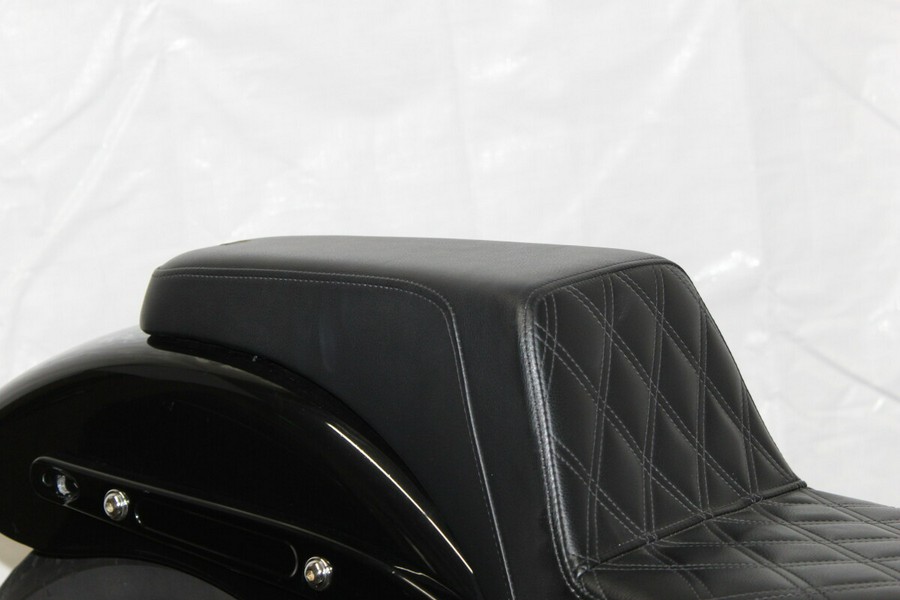 Harley-Davidson® Street Bob® 2018 FXBB 022918A BLACK W/PINSTRIPE