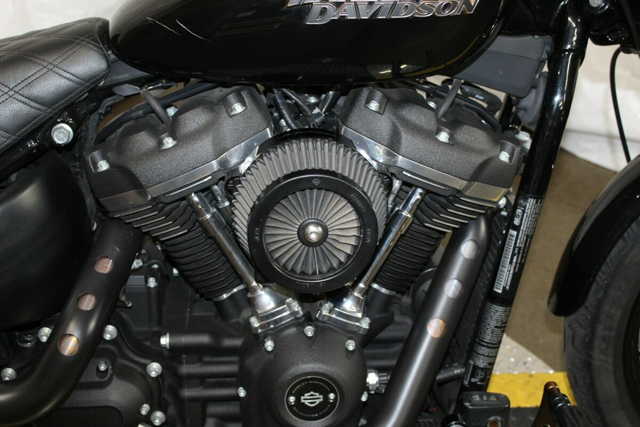 Harley-Davidson® Street Bob® 2018 FXBB 022918A BLACK W/PINSTRIPE