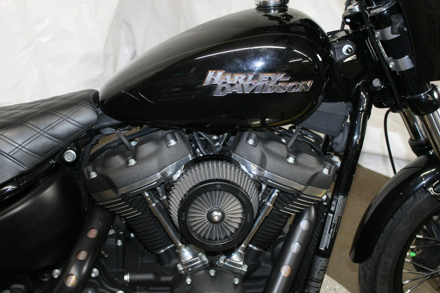 Harley-Davidson® Street Bob® 2018 FXBB 022918A BLACK W/PINSTRIPE