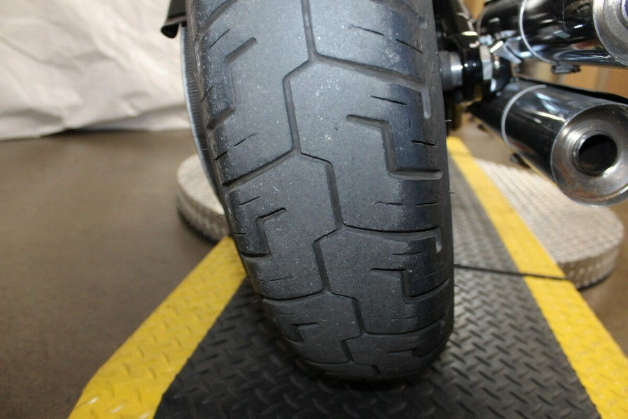 Harley-Davidson® Street Bob® 2018 FXBB 022918A BLACK W/PINSTRIPE