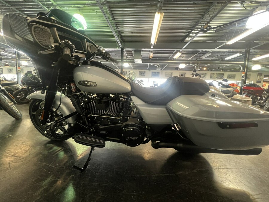 2024 Harley-Davidson Street Glide® Atlas Silver Metallic FLHX