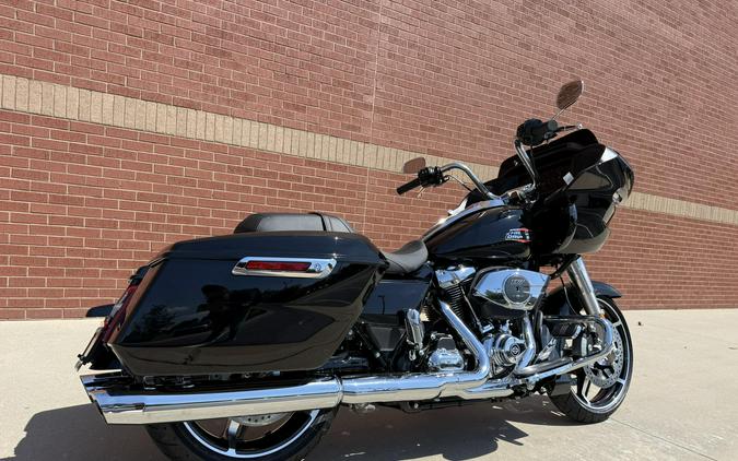2026 Harley-Davidson® Road Glide® Vivid Black Chrome Trim