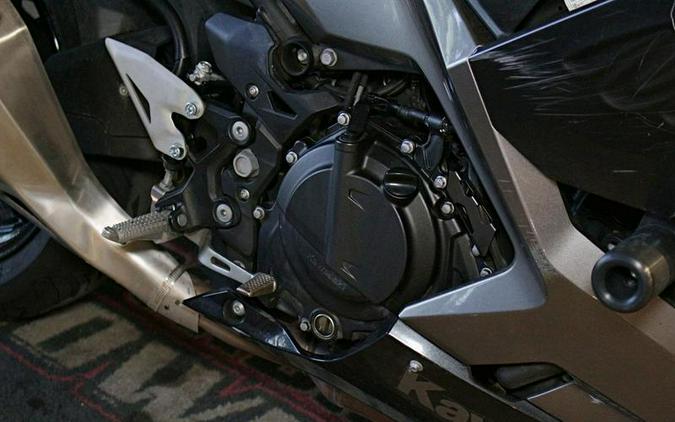 2021 Kawasaki Ninja® 400 Metallic Graphite Gray/Metallic Magnetic Dark Gray