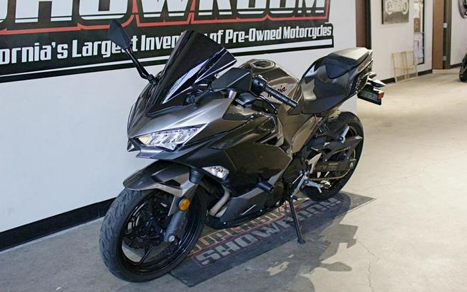 2021 Kawasaki Ninja® 400 Metallic Graphite Gray/Metallic Magnetic Dark Gray