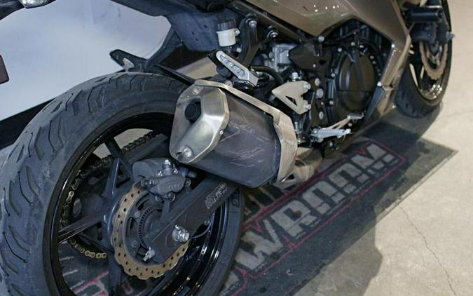 2021 Kawasaki Ninja® 400 Metallic Graphite Gray/Metallic Magnetic Dark Gray