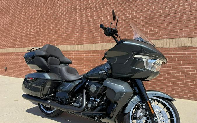 2026 Harley-Davidson® Road Glide Limited Iron Horse Metallic - Black Finish