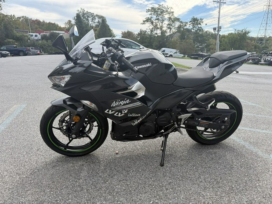 2022 Kawasaki Ninja 400 Metallic Carbon GrayMetallic Flat Spark Black