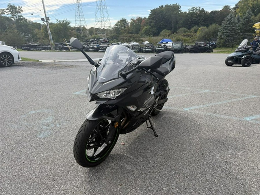 2022 Kawasaki Ninja 400 Metallic Carbon GrayMetallic Flat Spark Black