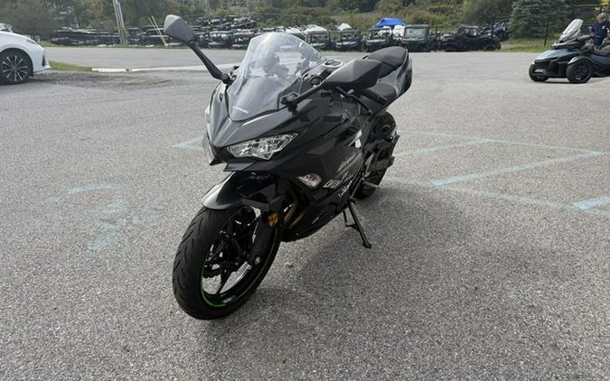2022 Kawasaki Ninja 400 Metallic Carbon GrayMetallic Flat Spark Black