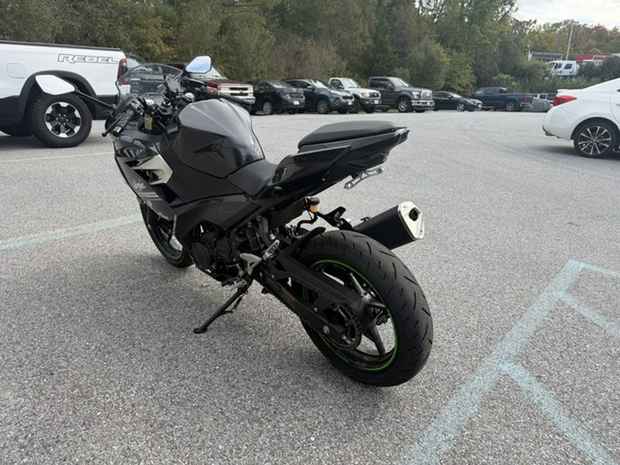 2022 Kawasaki Ninja 400 Metallic Carbon GrayMetallic Flat Spark Black
