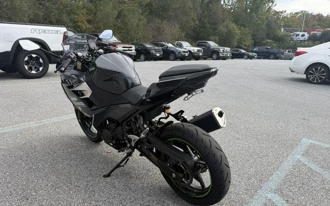 2022 Kawasaki Ninja 400 Metallic Carbon GrayMetallic Flat Spark Black