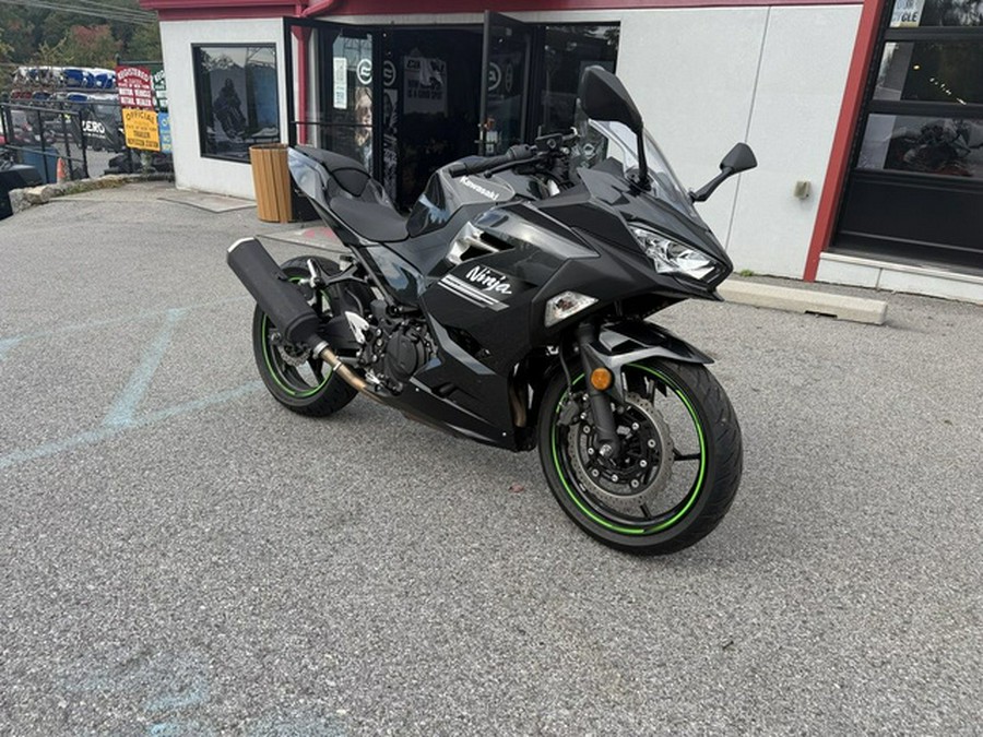 2022 Kawasaki Ninja 400 Metallic Carbon GrayMetallic Flat Spark Black