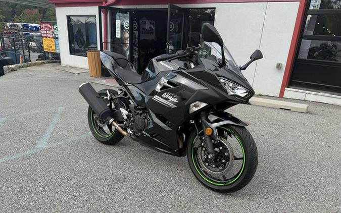 2022 Kawasaki Ninja 400 Metallic Carbon GrayMetallic Flat Spark Black