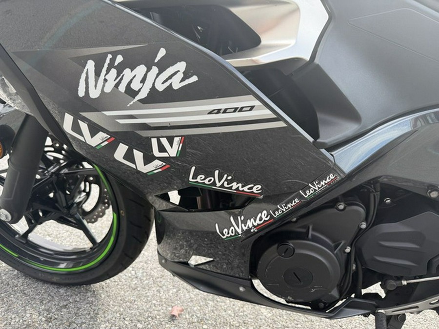 2022 Kawasaki Ninja 400 Metallic Carbon GrayMetallic Flat Spark Black