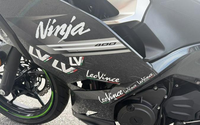 2022 Kawasaki Ninja 400 Metallic Carbon GrayMetallic Flat Spark Black