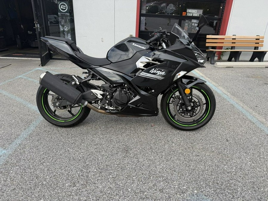 2022 Kawasaki Ninja 400 Metallic Carbon GrayMetallic Flat Spark Black